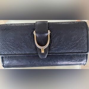 Pre-loved Authentic Gucci leather Long wallet with brass stirrup detail.
